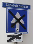 907215 Afbeelding van onduidelijke verkeersborden en het straatnaambord 'Zijdebalenstraat', bij het nieuwbouwproject ...